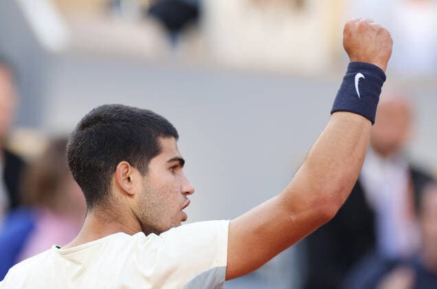 (220601) -- PARIS, June 1, 2022 -- Carlos Alcaraz reacts during the men s singles quarterfinal between Germany s Alexander Zverev and Spain s Carlos Alcaraz at the French Open tennis tournament at Roland Garros in Paris, France, May 31, 2022. ) (SP)FRANCE-PARIS-TENNIS-ROLAND GARROS-FRENCH OPEN-MEN S SINGLES QUARTERFINAL GaoxJing 