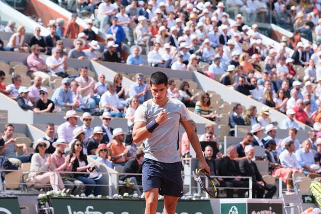 (220601) -- PARIS, June 1, 2022 -- Carlos Alcaraz reacts during the men s singles quarterfinal between Germany s Alexander Zverev and Spain s Carlos Alcaraz at the French Open tennis tournament at Roland Garros in Paris, France, May 31, 2022. ) (SP)FRANCE-PARIS-TENNIS-ROLAND GARROS-FRENCH OPEN-MEN S SINGLES QUARTERFINAL MengxDingbo 