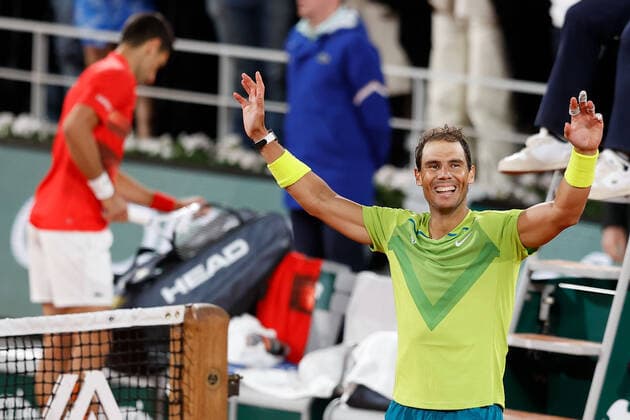 31 05 2022, tennis, French Open 2022 Roland Garros, FRA, Paris, Roland Garros picture Rafael Nadal ESP winner fist, cheering, in background Novak Djokovic SER disappointed, disappointed looking, dissapointed, sad, frustrated, frustration, frustrated Copyright: HMBxMedia AntonioxBorga