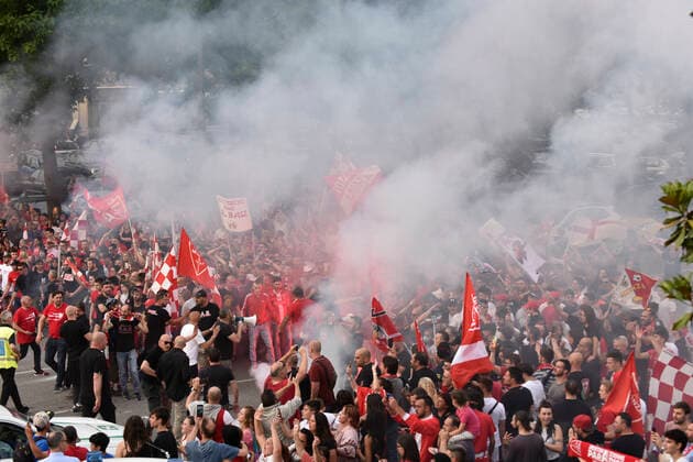 May 31, 2022, Monza, Lombardia, ITALY: AC Monza fans celebrate their team s passage to Serie A of the Italian soccer championship, lighting smoke bombs. AC Monza was born in 1912 and is the first time they will play next year in the top flight of Italian soccer. Monza ITALY - ZUMAs232 0160370414st Copyright: xErvinxShulkux