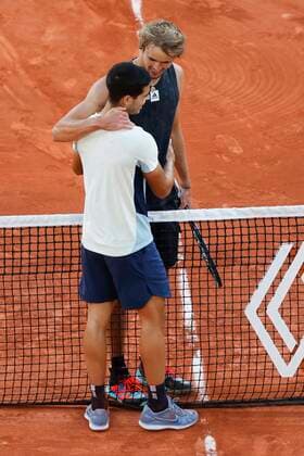 French Open 2022, Carlos Alcaraz ESP congratulates the winner Alexander Zverev Tennis French Open 2022 Grand Slam ATP WTA ITF Roland Garros Paris France 31 May 2022 Copyright: xJuergenxHasenkopfx
