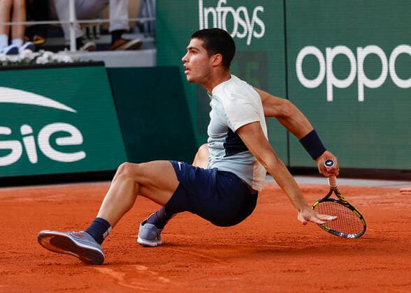 French Open 2022, Carlos Alcaraz ESP slips and falls to the ground Copyright: xJuergenxHasenkopfx