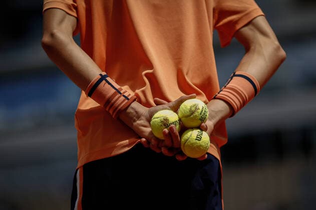 Sport Bilder des Tages Un ramasseur de balles pendant le match de Daria KASATKINA (RUS) contre Veronika KUDERMETOVA (RUS) TENNIS : Roland Garros 2022 - 1 4e de finale - 01 06 2022 AurelienMorissard Panoramic 