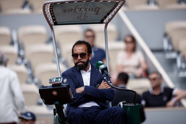 L arbitre Kader Nouni TENNIS : Roland Garros 2022 - 1 4e de finale - 01 06 2022 AurelienMorissard Panoramic 