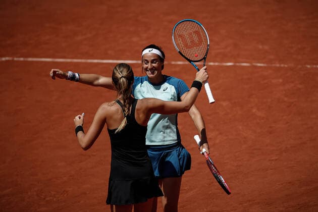 Sport Bilder des Tages Caroline GARCIA (FRA) et Kristina MLADENOVIC (FRA) contre Yifan XU (CHN) et Zhaoxuan YANG (CHN) TENNIS : Roland Garros 2022 - Double Dames - 1 4 de finale - 01 06 2022 AurelienMorissard Panoramic 
