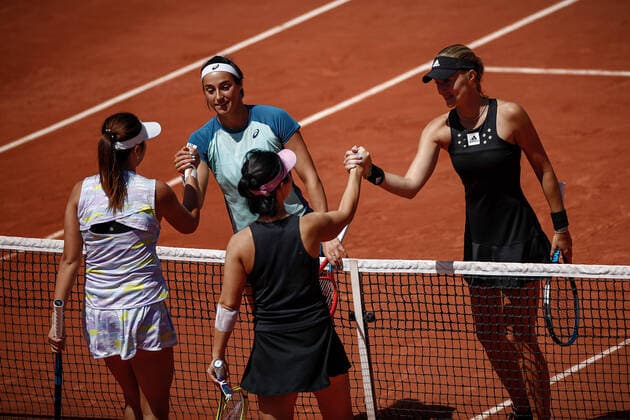 Caroline GARCIA (FRA) et Kristina MLADENOVIC (FRA) contre Yifan XU (CHN) et Zhaoxuan YANG (CHN) TENNIS : Roland Garros 2022 - Double Dames - 1 4 de finale - 01 06 2022 AurelienMorissard Panoramic 