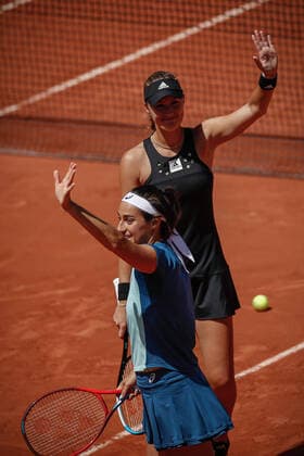 Caroline GARCIA (FRA) et Kristina MLADENOVIC (FRA) contre Yifan XU (CHN) et Zhaoxuan YANG (CHN) TENNIS : Roland Garros 2022 - Double Dames - 1 4 de finale - 01 06 2022 AurelienMorissard Panoramic 