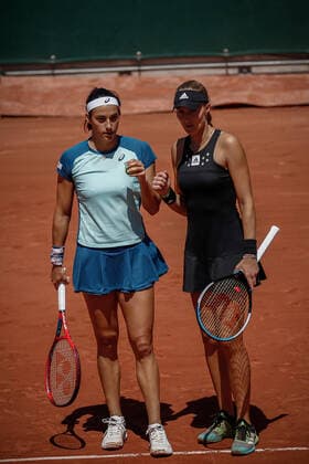 Caroline GARCIA (FRA) et Kristina MLADENOVIC (FRA) contre Yifan XU (CHN) et Zhaoxuan YANG (CHN) TENNIS : Roland Garros 2022 - Double Dames - 1 4 de finale - 01 06 2022 AurelienMorissard Panoramic 