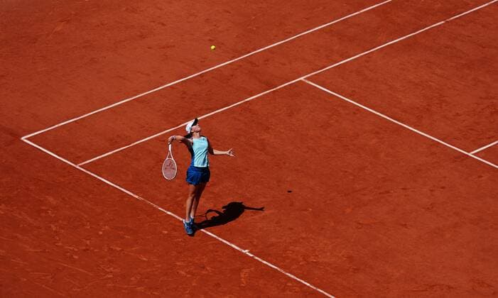 Mandatory Credit: Photo by Javier Garcia Shutterstock (12960004h) Iga Swiatek serves French Open Tennis, Day 11, Roland Garros, Paris, France - 01 Jun 2022 French Open Tennis, Day 11, Roland Garros, Paris, France - 01 Jun 2022  Copyright: xJavierxGarcia Shutterstockx 12960004h