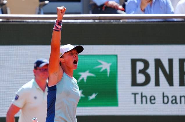 Mandatory Credit: Photo by Javier Garcia Shutterstock (12960004j) Iga Swiatek celebrates reaching the semi final French Open Tennis, Day 11, Roland Garros, Paris, France - 01 Jun 2022 French Open Tennis, Day 11, Roland Garros, Paris, France - 01 Jun 2022  Copyright: xJavierxGarcia Shutterstockx 12960004j