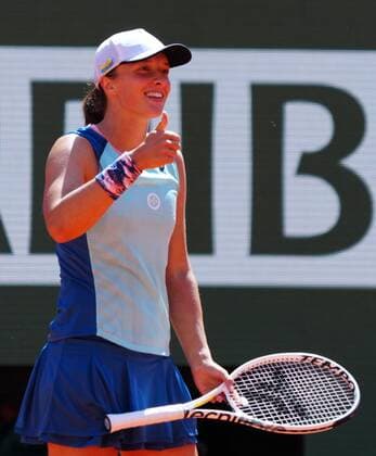 Mandatory Credit: Photo by Javier Garcia Shutterstock (12960004l) Iga Swiatek gives a thumbs up French Open Tennis, Day 11, Roland Garros, Paris, France - 01 Jun 2022 French Open Tennis, Day 11, Roland Garros, Paris, France - 01 Jun 2022  Copyright: xJavierxGarcia Shutterstockx 12960004l