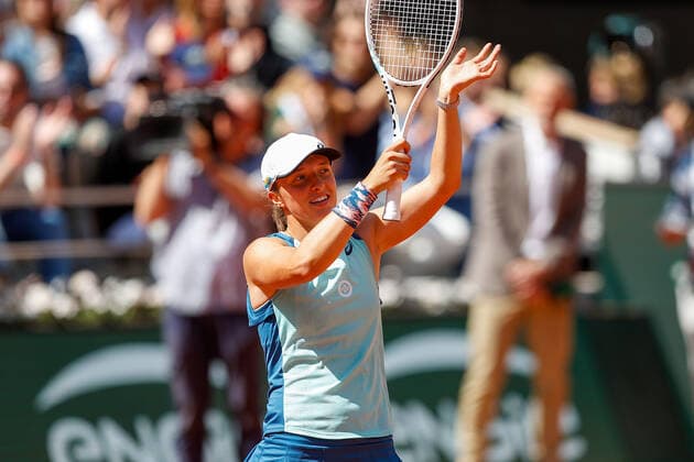 01 06 2022, tennis, French Open 2022 Roland Garros, FRA, Paris, Roland Garros picture v l Iga Swiatek POL cheers, thanks the fans, thanks, after the match thanks the fans, applauds the fans Copyright: HMBxMedia AntonioxBorga
