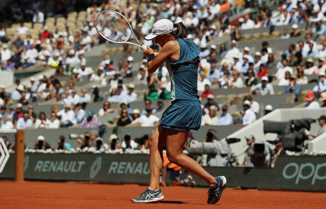 (220601) -- PARIS, June 1, 2022 -- Iga Swiatek of Poland hits a return during the women s singles quarterfinal against Jessica Pegula of the United States at the French Open tennis tournament at Roland Garros in Paris, France, June 1, 2022. ) (SP)FRANCE-PARIS-TENNIS-ROLAND GARROS-FRENCH OPEN-WOMEN S SINGLES QUARTERFINAL GaoxJing 