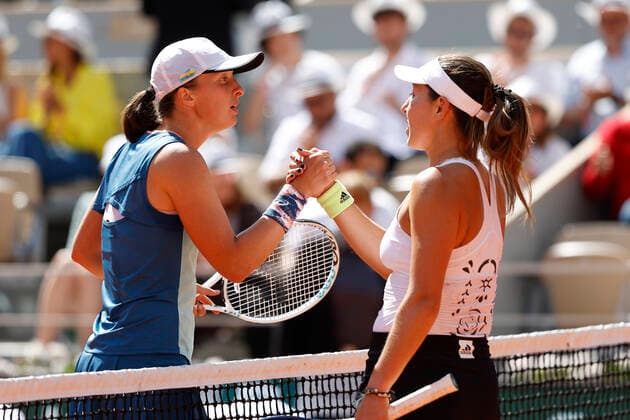 French Open 2022, Jessica Pegula congratulates the winner Iga Swiatek Tennis French Open 2022 Grand Slam ATP WTA ITF Roland Garros Paris France 1 June 2022 Copyright: xJuergenxHasenkopfx
