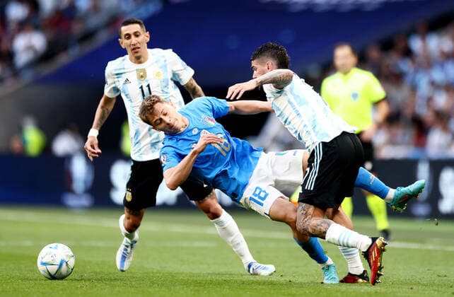 Mandatory Credit: Photo by James Marsh Shutterstock (12964971s) Nicolo Barella of Italy is tackled by Rodrigo De Paul of Argentina. Argentina v Italy, UEFA Finalissima 2022, Football, Wembley Stadium, London, UK - 01 Jun 2022 Argentina v Italy, UEFA Finalissima 2022, Football, Wembley Stadium, London, UK - 01 Jun 2022 Copyright: xJamesxMarsh Shutterstockx 12964971s