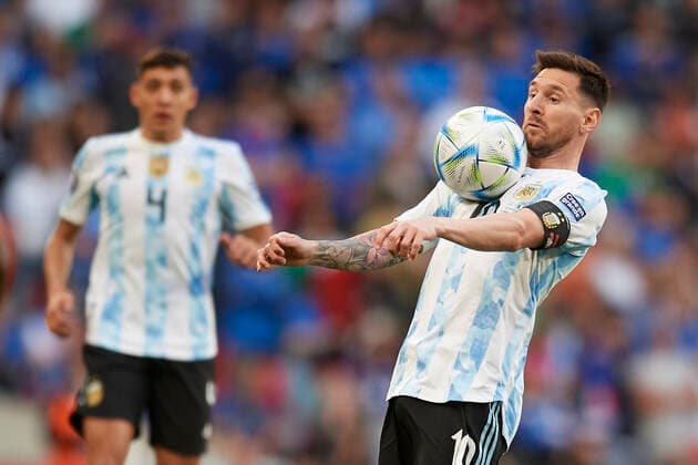 Italy v Argentina - Finalissima 2022 Lionel Messi (Paris Saint-Germain) of Argentina controls the ball during the Finalissima 2022 match between Argentina and Italy at Wembley Stadium on June 1, 2022 in London, England. London England United Kingdom  Copyright: xJosexBretonx originalFilename:breton-italyvar220601_npdtI.jpg