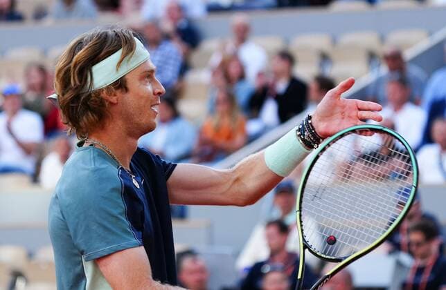 Mandatory Credit: Photo by Javier Garcia Shutterstock (12960004at) Andrey Rublev reacts French Open Tennis, Day 11, Roland Garros, Paris, France - 01 Jun 2022 French Open Tennis, Day 11, Roland Garros, Paris, France - 01 Jun 2022  Copyright: xJavierxGarcia Shutterstockx 12960004at