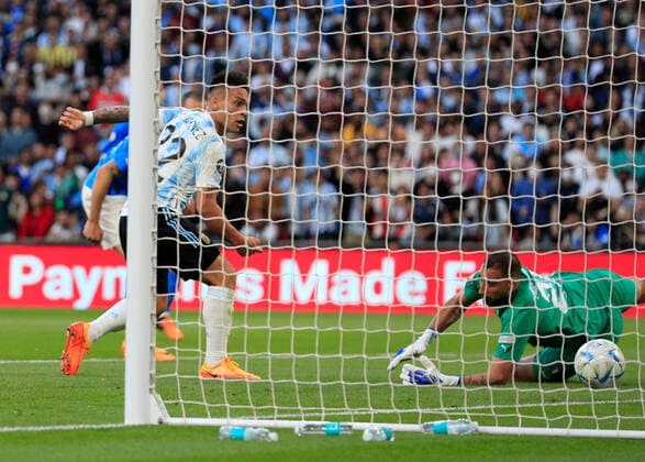 1st June 2022; Wembley Stadium, London, England : CONBEMOL-UEFA CHAMPIONS CUP - FINALISSIMA, Italy versus Argentina: Lautaro Martinez of Argentina shoots and scores his sides 1st goal in the 28th minute to make it 0-1  ActionPlus12395593 JohnxPatrickxFletcher
