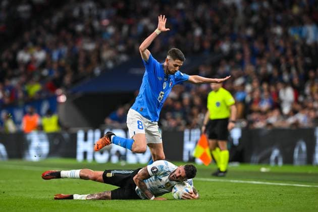 London, England, June 1st 2022: Jorginho (8 Italy) battles for the ball (duel) during the UEFA CONMEBOL Finalissima 2022 football match between Italy and Argentina at Wembley Stadium in London, England. Cristiano Mazzi SPP Italy v Argentina - UEFA CONMEBOL Finalissima 2022 - Wembley Stadium 