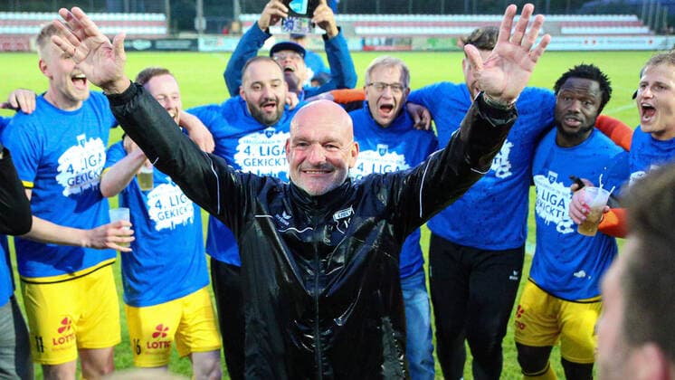 Sport Themen der Woche KW22 Sport Bilder des Tages v.li.: Stefan Emmerling (Trainer, Cheftrainer, BSV Kickers Emden) mit Jubel über den Aufstieg in die Regionalliga Nord, Jubel, ausgelassen, Party, fröhlich, Lachen, Freude über den Sieg, über das gewonnene Spiel, im Mannschaftskreis, Kreis der Mannschaft, 01.06.2022, Bremen (Deutschland), Fussball, Relegation Regionalliga Nord, BSV Kickers Emden - Concordia Hamburg *** v li Stefan Emmerling coach, head coach, BSV Kickers Emden with jubilation about the promotion to the Regionalliga Nord, jubilation, exuberant, party, cheerful, laughter, joy about the victory, about the won game, in the team circle, circle of the team, 01 06 2022, Bremen Germany , football, Relegation Regionalliga Nord, BSV Kickers Emden Concordia Hamburg xobx