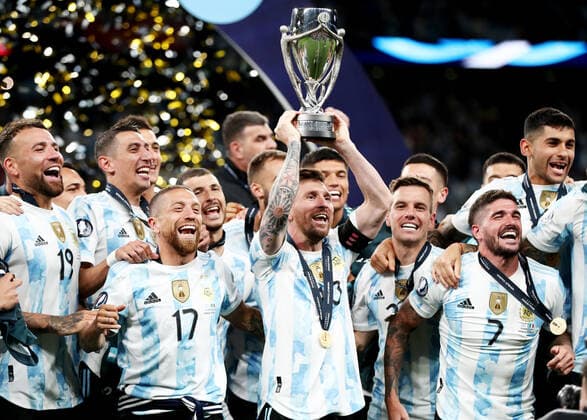 Mandatory Credit: Photo by James Marsh Shutterstock (12964971bn) Lionel Messi of Argentina and team mates celebrate with the trophy. Argentina v Italy, UEFA Finalissima 2022, Football, Wembley Stadium, London, UK - 01 Jun 2022 Argentina v Italy, UEFA Finalissima 2022, Football, Wembley Stadium, London, UK - 01 Jun 2022 Copyright: xJamesxMarsh Shutterstockx 12964971bn