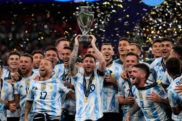 1st June 2022; Wembley Stadium, London, England : CONBEMOL-UEFA CHAMPIONS CUP - FINALISSIMA, Italy versus Argentina: Lionel Messi of Argentina lifts the Finalissima Trophy with his team mates  ActionPlus12395709 JohnxPatrickxFletcher