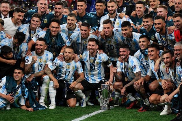 1st June 2022; Wembley Stadium, London, England : CONBEMOL-UEFA CHAMPIONS CUP - FINALISSIMA, Italy versus Argentina: Lionel Messi of Argentina poses with the Finalissima Trophy with his team mates  ActionPlus12395710 JohnxPatrickxFletcher
