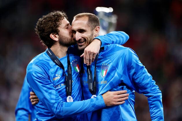 Mandatory Credit: Photo by James Marsh Shutterstock (12964971bp) Giorgio Chiellini and Manuel Locatelli of Italy. Argentina v Italy, UEFA Finalissima 2022, Football, Wembley Stadium, London, UK - 01 Jun 2022 Argentina v Italy, UEFA Finalissima 2022, Football, Wembley Stadium, London, UK - 01 Jun 2022 Copyright: xJamesxMarsh Shutterstockx 12964971bp