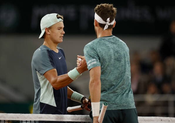 Mandatory Credit: Photo by Ella Ling Shutterstock (12959948cz) Casper Ruud of Norway shakes hands with Holger Rune of Denmark French Open Tennis, Day 11, Roland Garros, Paris, France - 01 Jun 2022 French Open Tennis, Day 11, Roland Garros, Paris, France - 01 Jun 2022  Copyright: xEllaxLing Shutterstockx 12959948cz
