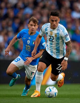 (220602) -- LONDON, June 2, 2022 -- Lautaro Martinez (Front) of Argentina controls the ball during the Finalissima 2022 match between Italy and Argentina in London, Britain, June 1, 2022. (Photo by Pablo Morano Xinhua) (SP)BRITAIN-LONDON-FOOTBALL-FINALISSIMA-ARGENTINA VS ITALY LixYing 