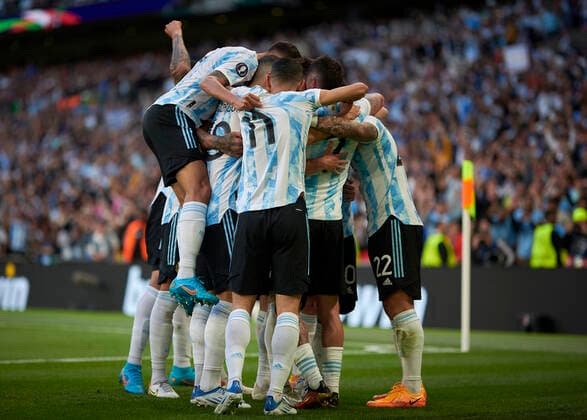 (220602) -- LONDON, June 2, 2022 -- Players of Argentina celebrates a goal during the Finalissima 2022 match between Italy and Argentina in London, Britain, June 1, 2022. (Photo by Pablo Morano Xinhua) (SP)BRITAIN-LONDON-FOOTBALL-FINALISSIMA-ARGENTINA VS ITALY LixYing 