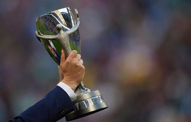 (220602) -- LONDON, June 2, 2022 -- Javier Zanetti, former player of Argentina holds the trophy prior to the Finalissima 2022 match between Italy and Argentina in London, Britain, June 1, 2022. (Photo by Pablo Morano Xinhua) (SP)BRITAIN-LONDON-FOOTBALL-FINALISSIMA-ARGENTINA VS ITALY LixYing 
