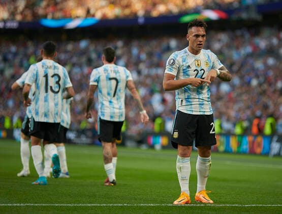 (220602) -- LONDON, June 2, 2022 -- Lautaro Martinez (1st R) of Argentina celebrate his goal during the Finalissima 2022 match between Italy and Argentina in London, Britain, June 1, 2022. (Photo by Pablo Morano Xinhua) (SP)BRITAIN-LONDON-FOOTBALL-FINALISSIMA-ARGENTINA VS ITALY LixYing 
