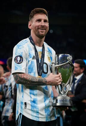 (220602) -- LONDON, June 2, 2022 -- Lionel Messi of Argentina celebrates with the trophy after winning the Finalissima 2022 match between Italy and Argentina in London, Britain, June 1, 2022. (Photo by Pablo Morano Xinhua) (SP)BRITAIN-LONDON-FOOTBALL-FINALISSIMA-ARGENTINA VS ITALY LixYing 