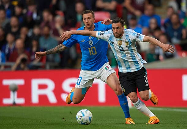 (220602) -- LONDON, June 2, 2022 -- Nicolas Tagliafico (R) of Argentina vies with Federico Bernardeschi of Italy during the Finalissima 2022 match between Italy and Argentina in London, Britain, June 1, 2022. (Photo by Pablo Morano Xinhua) (SP)BRITAIN-LONDON-FOOTBALL-FINALISSIMA-ARGENTINA VS ITALY LixYing 