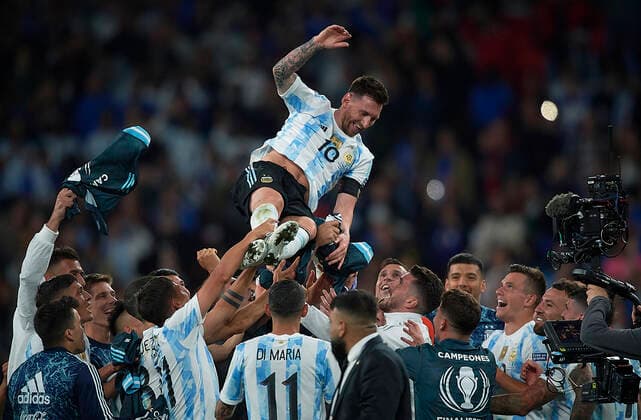 Sport Bilder des Tages (220602) -- LONDON, June 2, 2022 -- Lionel Messi (Top) of Argentina is thrown into the air by his teammates as they celebrate victory after the Finalissima 2022 match between Italy and Argentina in London, Britain, June 1, 2022. (Photo by Pablo Morano Xinhua) (SP)BRITAIN-LONDON-FOOTBALL-FINALISSIMA-ARGENTINA VS ITALY LixYing 