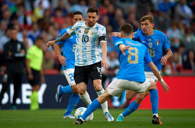 (220602) -- LONDON, June 2, 2022 -- Lionel Messi (2nd L) of Argentina vies with Jorginho (2nd R) of Italy during the Finalissima 2022 match between Italy and Argentina in London, Britain, June 1, 2022. (Photo by Pablo Morano Xinhua) (SP)BRITAIN-LONDON-FOOTBALL-FINALISSIMA-ARGENTINA VS ITALY LixYing 
