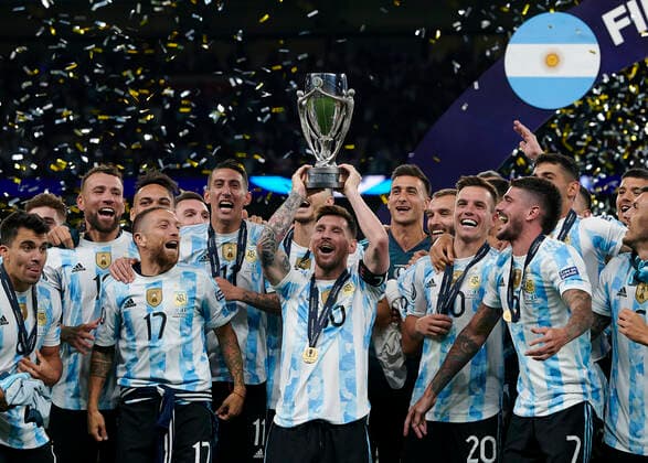 Sport Bilder des Tages (220602) -- LONDON, June 2, 2022 -- Lionel Messi (C, front) of Argentina celebrates with the trophy with his teammates after winning the Finalissima 2022 match between Italy and Argentina in London, Britain, June 1, 2022. (Photo by Pablo Morano Xinhua) (SP)BRITAIN-LONDON-FOOTBALL-FINALISSIMA-ARGENTINA VS ITALY LixYing 