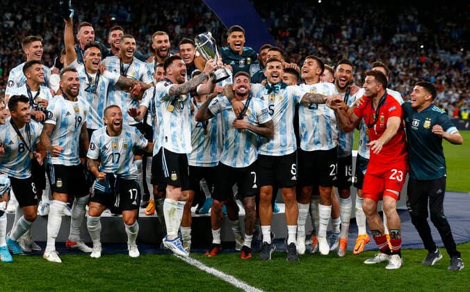 Italy v Argentina Conmebol - UEFA Cup of Champions Lionel Messi of Argentina with Trophyduring Finalissima Conmebol - UEFA Cup of Champions between Italy and Argentina at Wembley Stadium , London, UK 01st June, 2022 London United Kingdom  Copyright: xActionxFotoxSportx originalFilename:galvin-italyand180201_npvpF.jpg