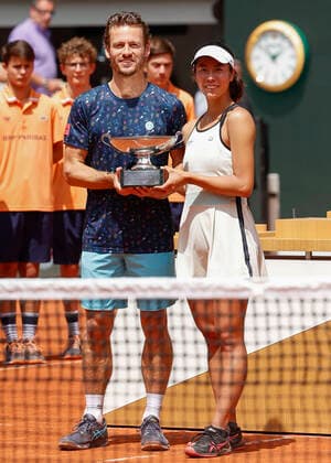 French Open 2022, Wesley Koolhof and Ena Shibahara with cup, trophy, mixed doubles, award ceremony, presentation Tennis French Open 2022 Grand Slam ATP WTA ITF Roland Garros Paris France 2 June 2022 Copyright: xJuergenxHasenkopfx
