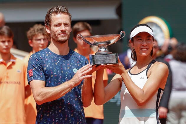 French Open 2022, Wesley Koolhof and Ena Shibahara with cup, trophy, mixed doubles, award ceremony, presentation Tennis French Open 2022 Grand Slam ATP WTA ITF Roland Garros Paris France 2 June 2022 Copyright: xJuergenxHasenkopfx