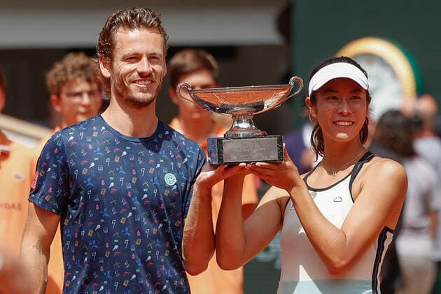French Open 2022, Wesley Koolhof and Ena Shibahara with cup, trophy, mixed doubles, award ceremony, presentation Tennis French Open 2022 Grand Slam ATP WTA ITF Roland Garros Paris France 2 June 2022 Copyright: xJuergenxHasenkopfx