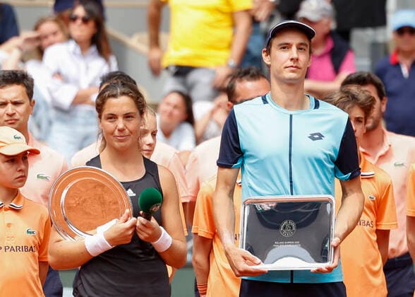 French Open 2022, Finalists Ulrikke Eikeri and Joran Vliegen with bowl, Mixed Doubles, Award Ceremony, Presentation Tennis French Open 2022 Grand Slam ATP WTA ITF Roland Garros Paris France 2 June 2022 Copyright: xJuergenxHasenkopfx