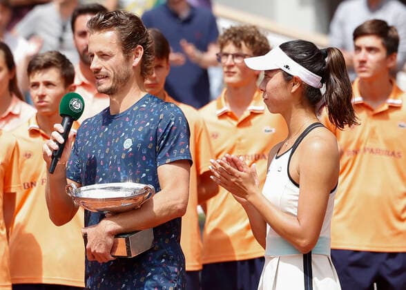 French Open 2022, Wesley Koolhof and Ena Shibahara with cup, trophy, mixed doubles, award ceremony, presentation Tennis French Open 2022 Grand Slam ATP WTA ITF Roland Garros Paris France 2 June 2022 Copyright: xJuergenxHasenkopfx
