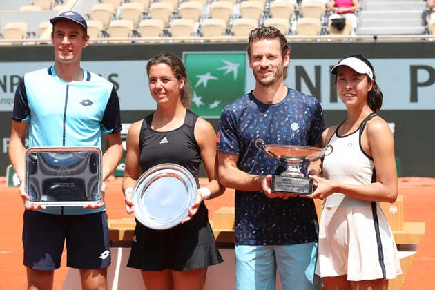 Ena SHIBAHARA (JPN) et Wesley KOOLHOF (NED) contre Ulrikke EIKERI (NOR) et Joran VLIEGEN (BEL) TENNIS : Roland Garros 2022 - Finale Double Mixte - 02 06 2022 MichaelBaucher Panoramic 