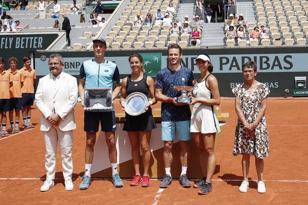 Ena SHIBAHARA (JPN) et Wesley KOOLHOF (NED) contre Ulrikke EIKERI (NOR) et Joran VLIEGEN (BEL) TENNIS : Roland Garros 2022 - Finale Double Mixte - 02 06 2022 MichaelBaucher Panoramic 