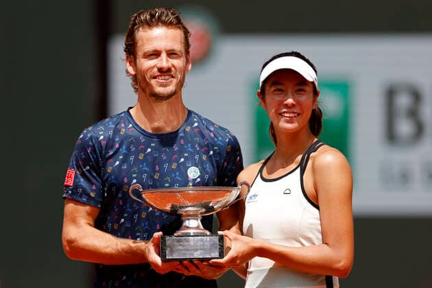 Sport Themen der Woche KW22 Sport Bilder des Tages 2nd June 2022; Roland Garros, Paris, France: French Open Tennis tournament: Wesley Koolhof (NED) and Ena Shibahara (JPN) hold the mixed doubles winners cup  ActionPlus12395984 JonxBromley