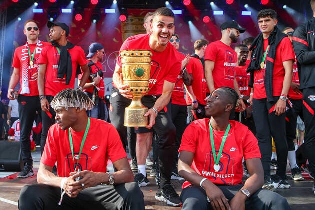 RB Leipzig celebrates cup victory 22 05 2022 Leipzig, 22 05 2022, victory march, football, cup victory , The team of RB Leipzig, DFB Pokalsieger 2022, celebrates with fans yesterdays victory In the picture Andre Silva mi , RB Leipzig with trophy ,