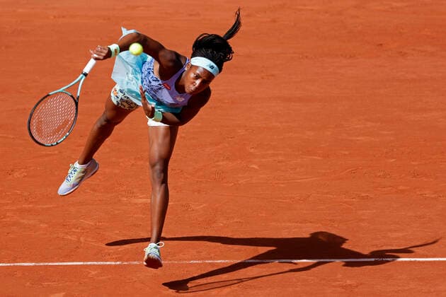 Sport Bilder des Tages 2nd June 2022; Roland Garros, Paris, France: French Open Tennis tournament: Coco Gauff (USA) serves to Martina Trevisan (ITA)  ActionPlus12396069 JonxBromley