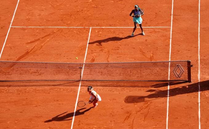 Mandatory Credit: Photo by Javier Garcia Shutterstock (12960006ak) Coco Gauff lobs Martina Trevisan successfully after an exchange at the net French Open Tennis, Day 12, Roland Garros, Paris, France - 02 Jun 2022 French Open Tennis, Day 12, Roland Garros, Paris, France - 02 Jun 2022  Copyright: xJavierxGarcia Shutterstockx 12960006ak